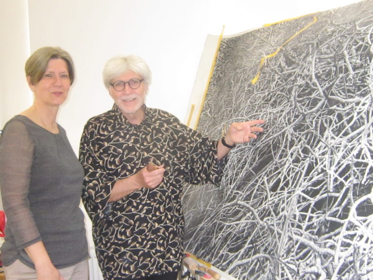 Dr. Susanne Richter, Direktorin des Museums f&uuml;r Druckkunst im Gespr&auml;ch mit Georges Wenger an seinem Linolschnitt &ldquo;Ge&auml;st-Wirrwarr&rdquo; als Metapher f&uuml;r die aktuelle Lage in dieser Welt. Foto: Traudel Thalheim