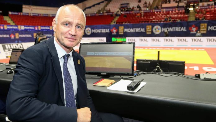 Anzug statt Judogi und den Bildschirm immer im Blick: Judo-Olympiasieger Udo Quellmalz ist in Tokio als Supervisor im Einsatz. Foto: Emanuele Di Feliciantonio Italy