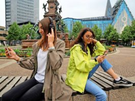 Auf Tour entlang der Notenspur: Leipziger Studentinnen h&ouml;ren den Podcast &bdquo;Willkommen in Leipzig&ldquo;. Foto: ANdreas Schmidt