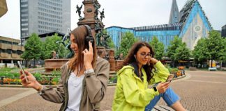 Auf Tour entlang der Notenspur: Leipziger Studentinnen hören den Podcast „Willkommen in Leipzig“. Foto: ANdreas Schmidt
