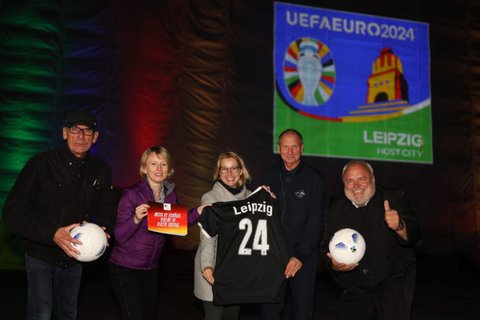 links nach rechs jürgen zielinski, lydia schubert, katja büchel stadt leipzig, perry brätigam rb, jörg junhold zoo bei präaentation uefa em 2024 logo