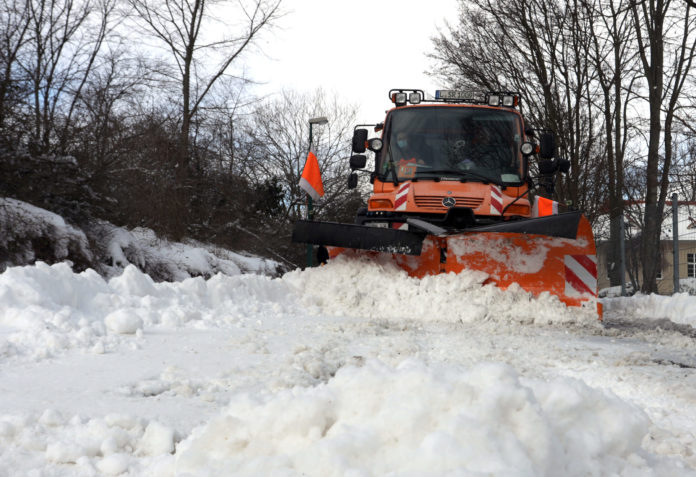Der Winterdienst berumt die Nebenstra§en in Leipzig