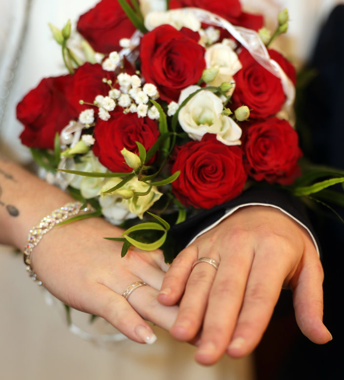 Heiraten / Hochzeit / Brautpaar am 2.2.22 im Standesamt in Leipzig