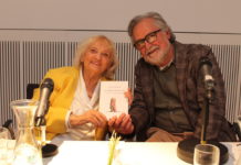 „421 Schritte von mir zu dir“ von Traudel Thalheim. Filmproduzent Hans-Werner Honert moderierte die Buchpremiere. Foto: Heiko Betat