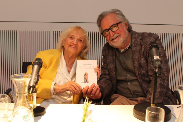 &bdquo;421 Schritte von mir zu dir&ldquo; von Traudel Thalheim. Filmproduzent Hans-Werner Honert moderierte die Buchpremiere. Foto: Heiko Betat