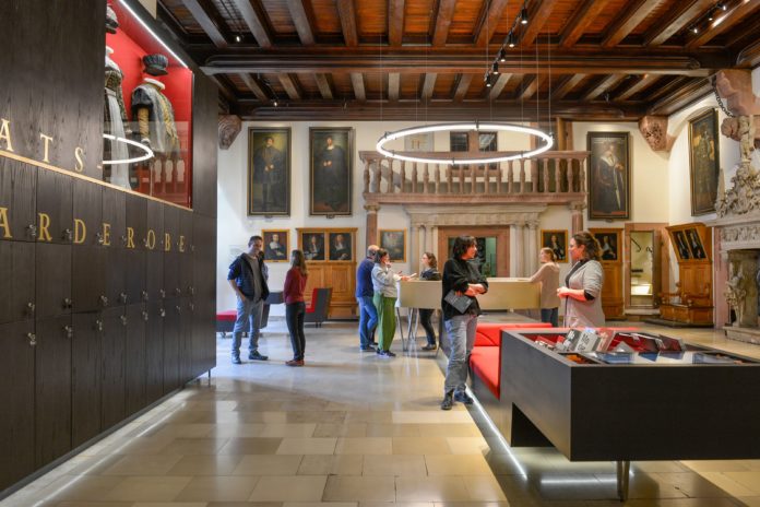 (c) SGM_Altes Rathaus_Besucher im neuen Eingangsbereich