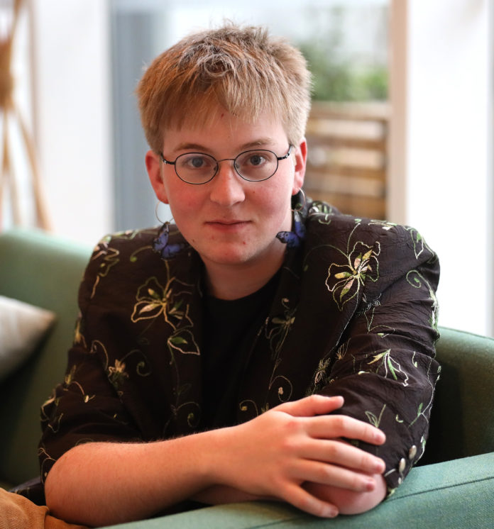 Portrt von Nachwuchsautor Finn Tubbe im CafeSatz in Leipzig