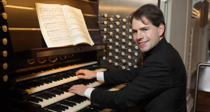 Portrt von Organist Markus Kaufmann an der Porsche-Orgel in der Nikolaikirche in Leipzig