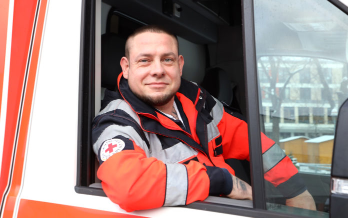 Portrt von Rettungsdienstfahrer Sven Bartsch vom DRK in Leipzig