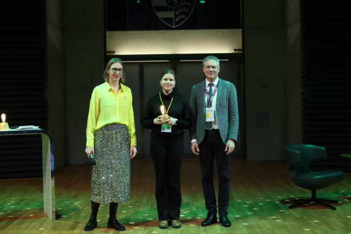 Auch Elisabeth Brauer (M.) wird den Freistaat Sachsen beim Bundesfinale von Jugend forscht vertreten.