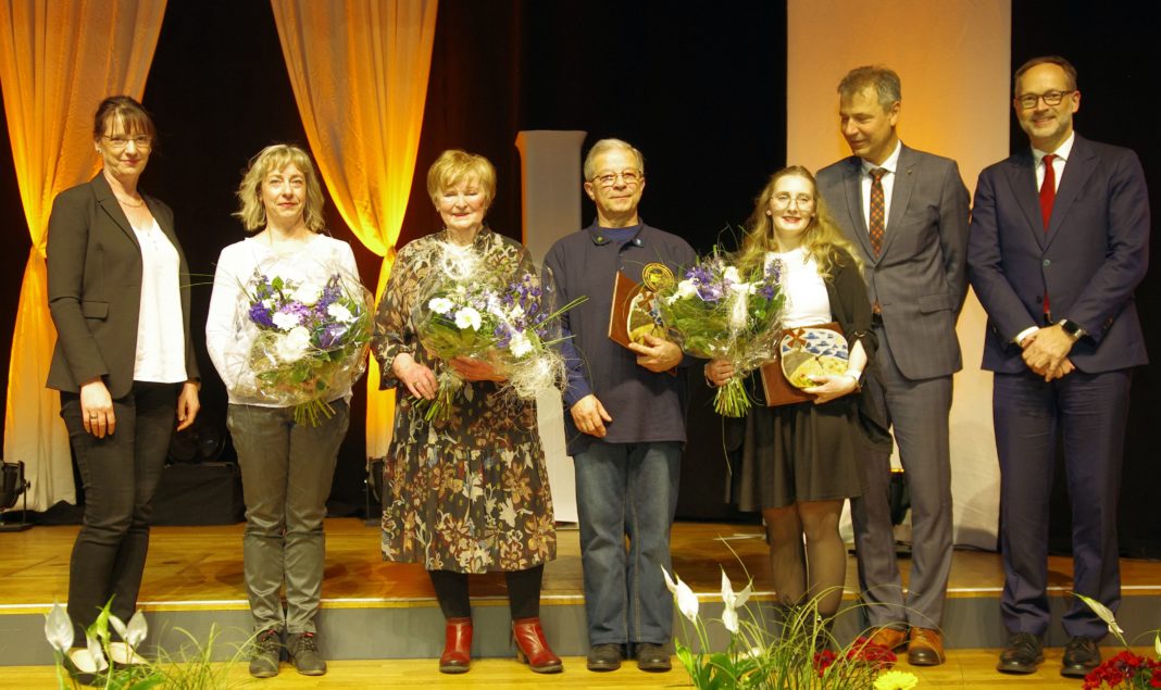 Sparkassenvorstand Olaf Klose (r.) und Landrat Kai Emanuel ehrten gemeinsam mit Katrin Wittig (l.) von der Leipziger Volkszeitung die Gewinnerinnen und Gewinner der Mühlenpreise 2023: Katja Suda, die den verhinderten Steffen Ulbrich vertrat, Gudrun Linde, Henry Röhr und Anne Klein (von links).