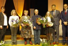 Sparkassenvorstand Olaf Klose (r.) und Landrat Kai Emanuel ehrten gemeinsam mit Katrin Wittig (l.) von der Leipziger Volkszeitung die Gewinnerinnen und Gewinner der Mühlenpreise 2023: Katja Suda, die den verhinderten Steffen Ulbrich vertrat, Gudrun Linde, Henry Röhr und Anne Klein (von links).