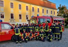 Die freiwilligen Kameraden der Feuerwehr Treben vor der alten Mälzerei.