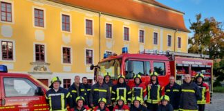 Die freiwilligen Kameraden der Feuerwehr Treben vor der alten Mälzerei.