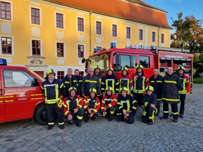 Die freiwilligen Kameraden der Feuerwehr Treben vor der alten M&auml;lzerei.