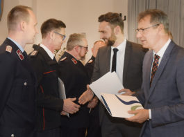 Nordsachsens Landrat Kai Emanuel (r.) und sein 2. Beigeordneter Jens Kabisch begl&uuml;ckw&uuml;nschen die neuen Stellvertreter des Kreisbrandmeisters zu ihrer Berufung durch den Kreistag.