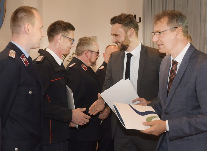 Nordsachsens Landrat Kai Emanuel (r.) und sein 2. Beigeordneter Jens Kabisch begl&uuml;ckw&uuml;nschen die neuen Stellvertreter des Kreisbrandmeisters zu ihrer Berufung durch den Kreistag.