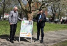 Eilenburgs Oberbürgermeister Ralf Scheler (l.) und Sven Lehmann vom Tourismus- und Gewerbeverein bei der Eröffnung des Baumriesenpfades.