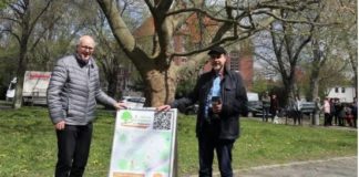 Eilenburgs Oberbürgermeister Ralf Scheler (l.) und Sven Lehmann vom Tourismus- und Gewerbeverein bei der Eröffnung des Baumriesenpfades.