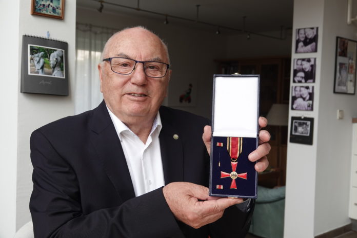Bundesverdienstkreuz-Nemetz-Threna-02863 Frank-Michael Nemetz aus Threna erhielt kürzlich den Verdienstorden der Bundesrepublik Deutschland.