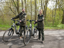 Die Stadtwaldranger Marko Riemann und Franka Seidel haben in Leipzig ihren Dienst aufgenommen. Sie sind Ansprechpartner rund um die Themen Stadt- und Auwald, Naturschutz und Erholung. Foto: Andr&eacute; Kempner