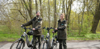 Die Stadtwaldranger Marko Riemann und Franka Seidel haben in Leipzig ihren Dienst aufgenommen. Sie sind Ansprechpartner rund um die Themen Stadt- und Auwald, Naturschutz und Erholung. Foto: André Kempner