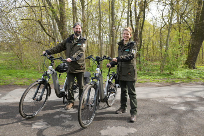 EAK_1673 Die Stadtwaldranger Marko Riemann und Franka Seidel haben in Leipzig ihren Dienst aufgenommen. Sie sind Ansprechpartner rund um die Themen Stadt- und Auwald, Naturschutz und Erholung. Foto: André Kempner