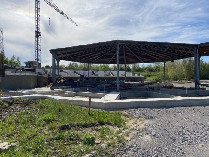 Die Umbauarbeiten an der Freilichtb&uuml;hne am Biedermeierstrand sind im vollem Gange. Nach Fertigstellung werden 1000 Besucherinnen und Beschucher gesch&uuml;tzt sitzen k&ouml;nnen, die B&uuml;hne wird verg&ouml;&szlig;ert und erweitert und zus&auml;tzlich entstehen Pausenraum mit Gastronomie und eine Garderobe f&uuml;r die auftretenden Schauspieler, Musiker, T&auml;nzer.