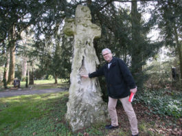 Andreas Stabrey f&uuml;hrt &uuml;ber den Friedhof in Altenburg. Foto: Mario Jahn