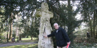 Andreas Stabrey führt über den Friedhof in Altenburg. Foto: Mario Jahn