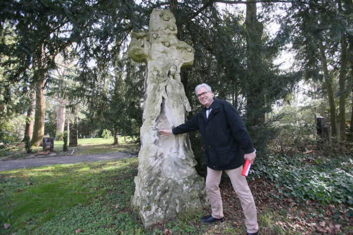 Andreas Stabrey f&uuml;hrt &uuml;ber den Friedhof in Altenburg. Foto: Mario Jahn