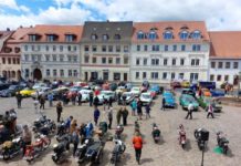 Auf dem Marktplatz in Grimma können die alten Karossen in Augenschein genommen werden.
