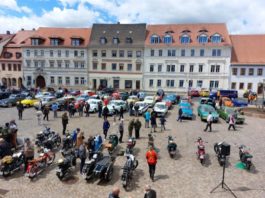 Auf dem Marktplatz in Grimma k&ouml;nnen die alten Karossen in Augenschein genommen werden.