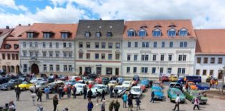 Auf dem Marktplatz in Grimma können die alten Karossen in Augenschein genommen werden.