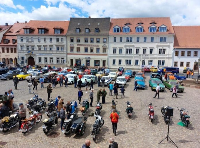 Auf dem Marktplatz in Grimma k&ouml;nnen die alten Karossen in Augenschein genommen werden.