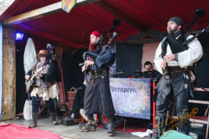 Für musikalische Unterhaltung sorgen mittelalterliche Bands wie "Ohrenpeyn". 