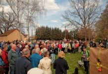 Um die 400 Teilnehmer aus Windischleuba, der Nachbarschaft und dem gesamten Landkreis verfolgten die Einweihung vom neuen historischen Dorfrundgang in Windischleuba.