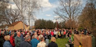 Um die 400 Teilnehmer aus Windischleuba, der Nachbarschaft und dem gesamten Landkreis verfolgten die Einweihung vom neuen historischen Dorfrundgang in Windischleuba.