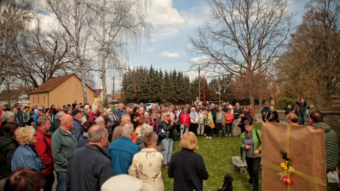 Um die 400 Teilnehmer aus Windischleuba, der Nachbarschaft und dem gesamten Landkreis verfolgten die Einweihung vom neuen historischen Dorfrundgang in Windischleuba.