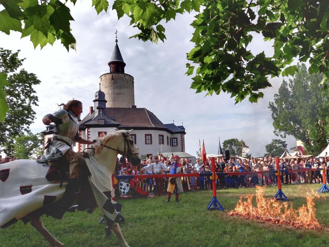 Die Burg Posterstein lädt zu Pfingsten zum Ritterturnier und Mittelalterspektakel ein.