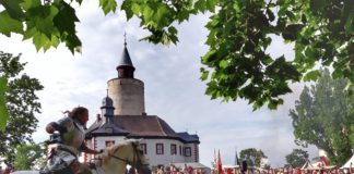 Die Burg Posterstein lädt zu Pfingsten zum Ritterturnier und Mittelalterspektakel ein.