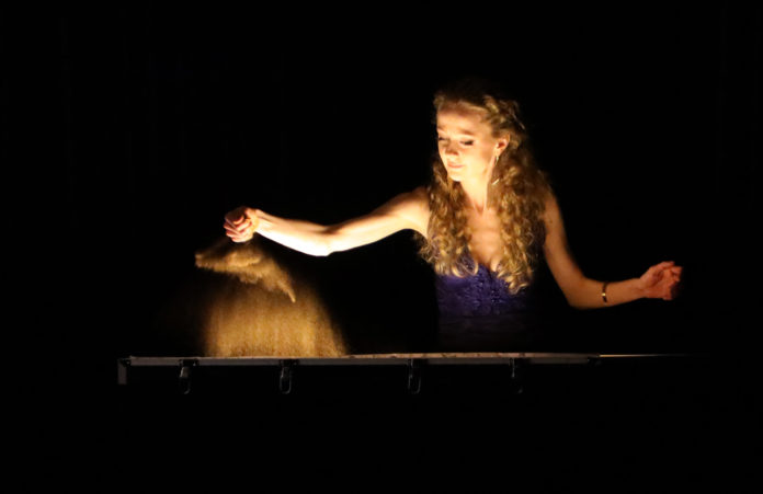 Santheater Beim Malen mit Sand ist von Olga Lysytska höchste Konzentration gefordert.