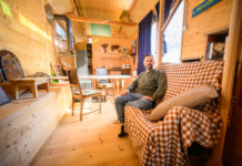 Leben auf engstem Raum: Der Trend tiny houses ist auch in der Region angekommen. Siegfried Pfeil baut in Borsdorf auf Kundenwunsch aus alten Zirkuswagen kleine Häuser. Foto: Christian Modla