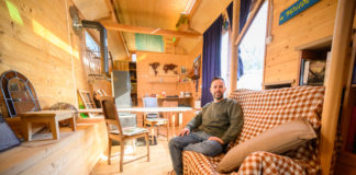 Leben auf engstem Raum: Der Trend tiny houses ist auch in der Region angekommen. Siegfried Pfeil baut in Borsdorf auf Kundenwunsch aus alten Zirkuswagen kleine Häuser. Foto: Christian Modla