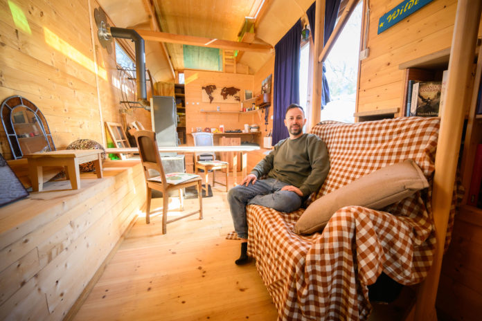 Leben auf engstem Raum: Der Trend tiny houses ist auch in der Region angekommen. Siegfried Pfeil baut in Borsdorf auf Kundenwunsch aus alten Zirkuswagen kleine H&auml;user. Foto: Christian Modla