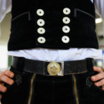 Die acht Knöpfe an der Hose der Zimmerer symbolisieren die acht Arbeitsstunden.