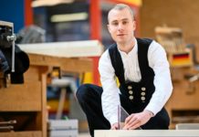 Holz ist seine Leidenschaft: Pascal Frauendorf gehört zu den besten Zimmerern in ganz Deutschland. Fotos: Christian Modla
