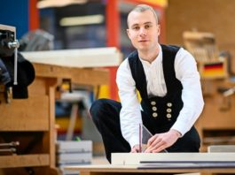 Holz ist seine Leidenschaft: Pascal Frauendorf geh&ouml;rt zu den besten Zimmerern in ganz Deutschland. Fotos: Christian Modla