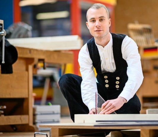 Holz ist seine Leidenschaft: Pascal Frauendorf geh&ouml;rt zu den besten Zimmerern in ganz Deutschland. Fotos: Christian Modla