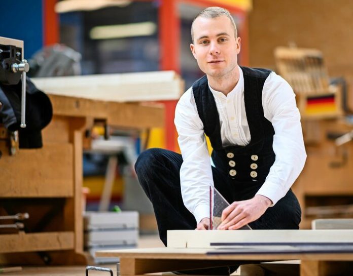Holz ist seine Leidenschaft: Pascal Frauendorf geh&ouml;rt zu den besten Zimmerern in ganz Deutschland. Fotos: Christian Modla